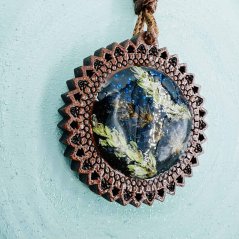 Wooden pendant with meadow flowers – the gentle energy of nature