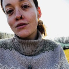 Autorské dřevěné náušnice - trojná bohyně ve hvězdách