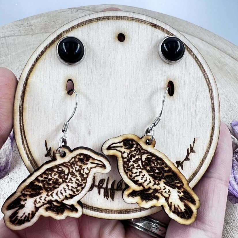 Dřevěná zdobená karta na náušnice - motiv lístků s autorskými havraními náušnicemi