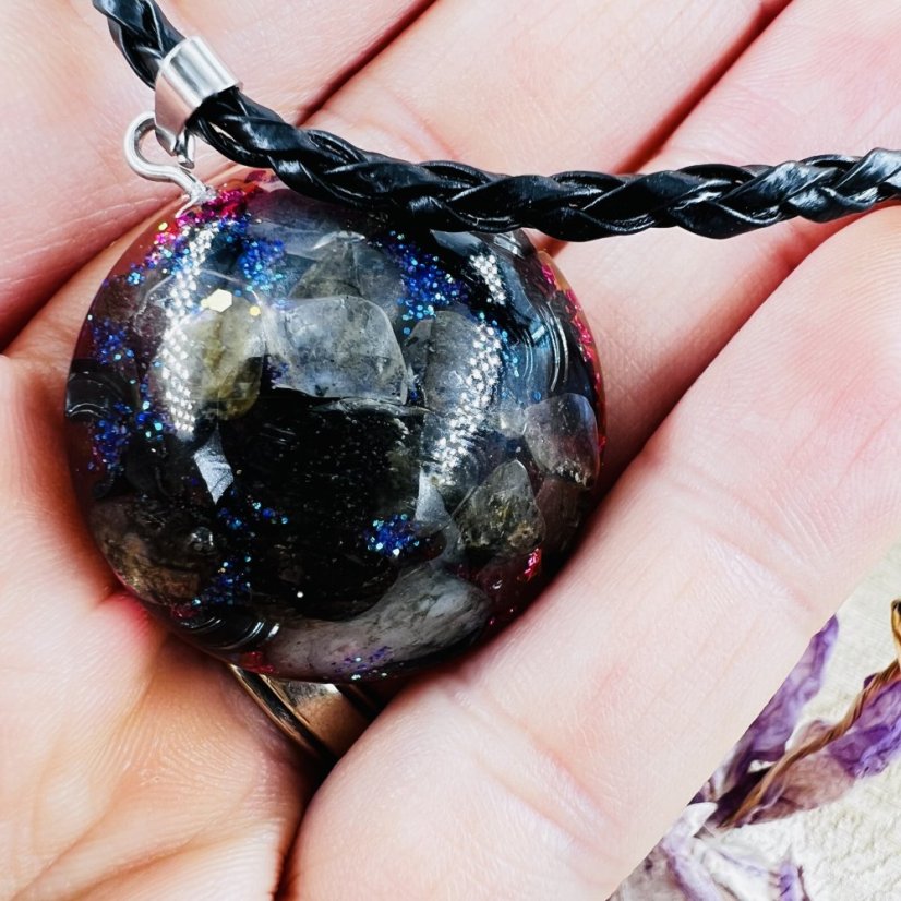 Orgonitový šperk s labradoritem a křišťálem pro sílu, pravdu a ochranu