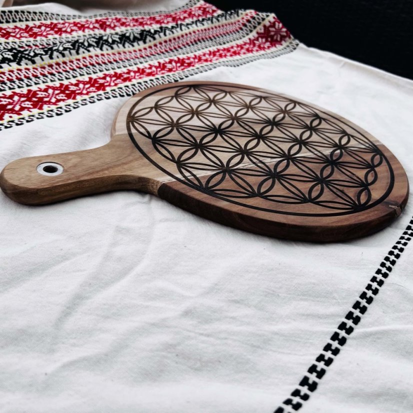 Kulaté akáciové prkénko s rukojetí - Květ života