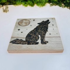 Dřevěný magický podtácek - vlk za úplňku