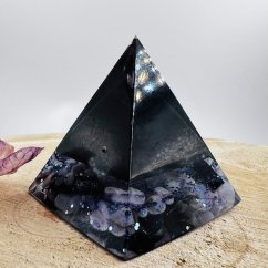 Orgonitová pyramida se šungitem a chalcedonem - pro ochranu proti negativním vibracím Orgonitová pyramida se šungitem a chalcedonem - pro ochranu proti negativním vibracím