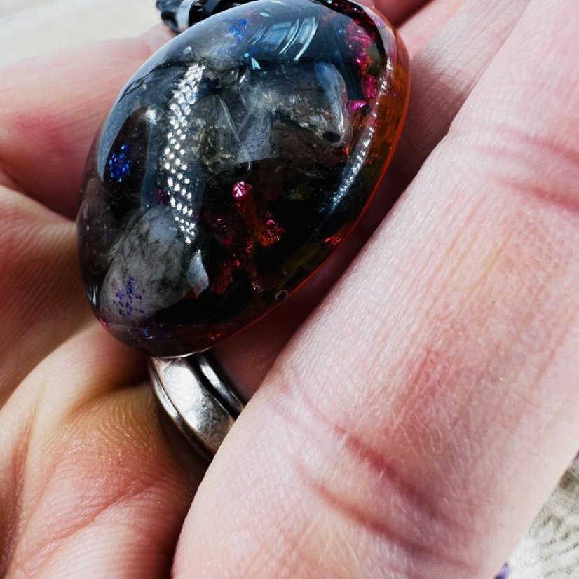 Orgonitový šperk s labradoritem a křišťálem pro sílu, pravdu a ochranu