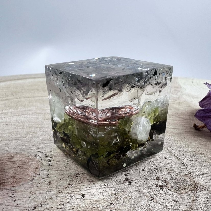 Orgonitová krychlička – těžítko & antistres - pro hojnost a štěstí