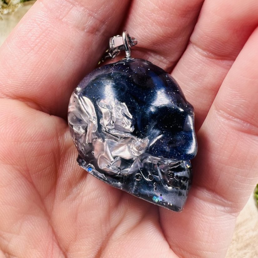 Orgonitová lebka / náhrdelník s modrým pískovcem - pro ambice, víru v sebe, světlo