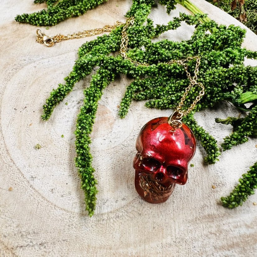 Orgonitová lebka s červeným jaspisem - pro sílu, ochranu a transformaci