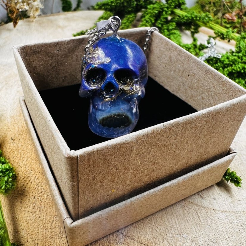 Orgonitová lebka / náhrdelník s modrým achátem - pro klid, rovnováhu a pravdu