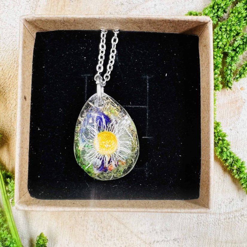 Orgonite necklace - peridot, daisy - renewal, growth