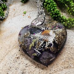 Orgonitové srdce s fluoritem a sedmikráskou - náhrdelník pro lásku, rovnováhu, ochranu