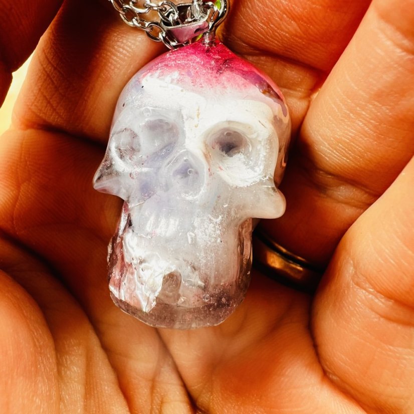 Orgonitová lebka / přívěšek s kunzitem - pro lásku, sebelásku a emoční rovnováhu