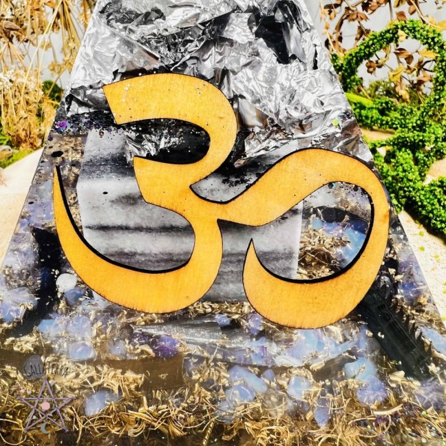 Orgonite pyramid for gentle transformation and concentration