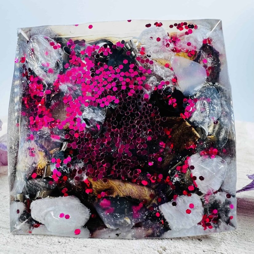 Orgonitová pyramida s lotosem a křišťálem pro klid, lásku a rovnováhu