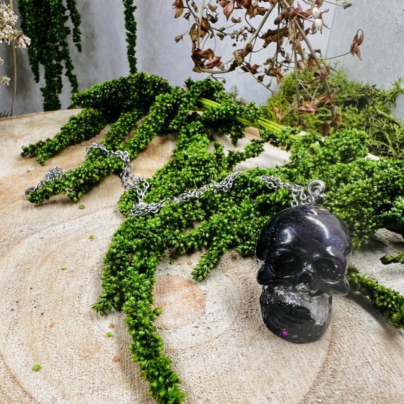 Orgonitová lebka / náhrdelník s modrým pískovcem - pro ambice, víru v sebe, světlo