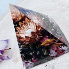 Orgonitová pyramida s lotosem a křišťálem pro klid, lásku a rovnováhu