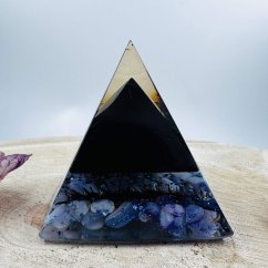Orgonitová pyramida se šungitem a chalcedonem - pro ochranu proti negativním vibracím Orgonitová pyramida se šungitem a chalcedonem - pro ochranu proti negativním vibracím