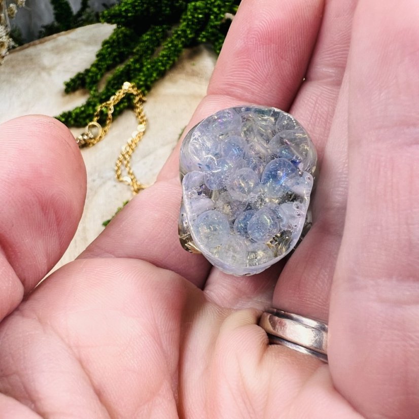 Orgonitová lebka s měsíčním kamenem - pro intuici, rovnováhu a vnitřní klid