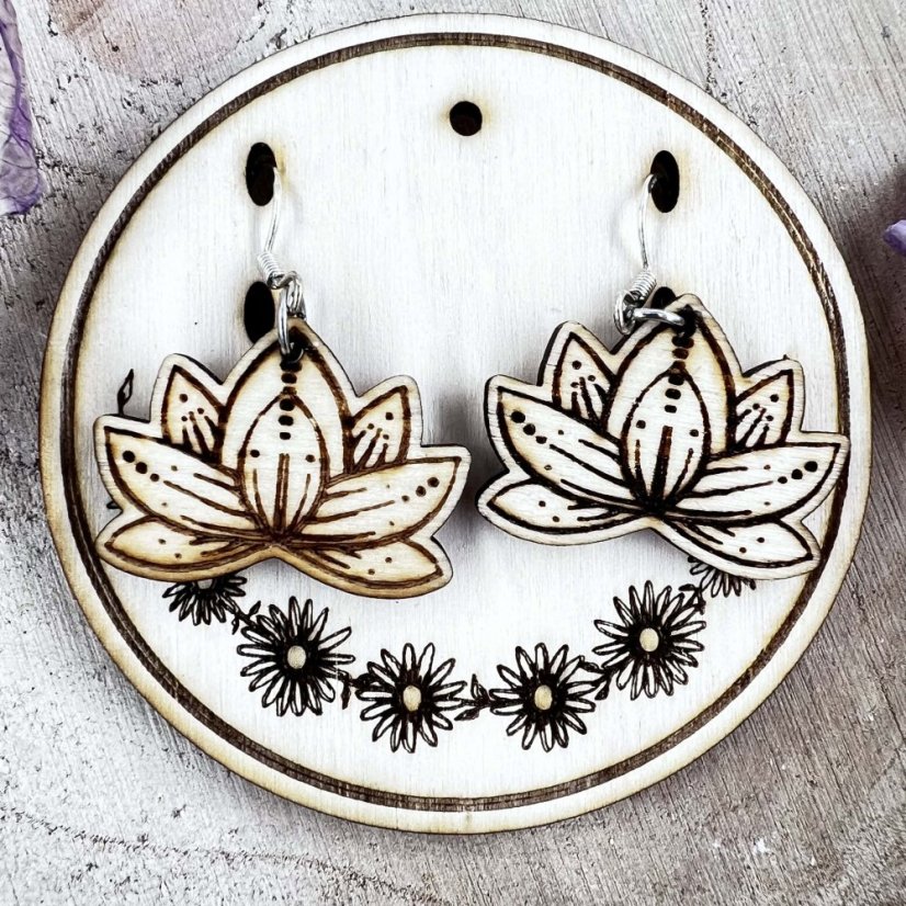 Dřevěná zdobená karta na náušnice - motiv lučních kvítků