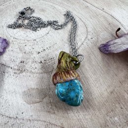 Autorský šperk s modrým tyrkysem pro bezpečí, komunikaci a ochranu