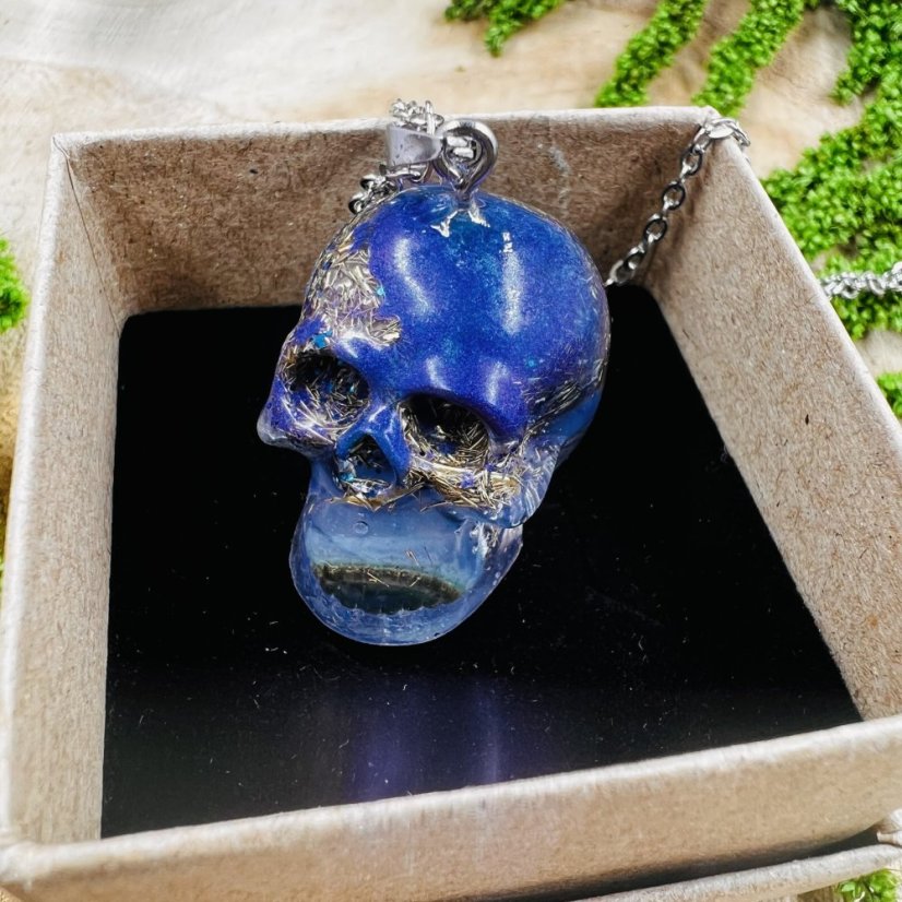 Orgonitová lebka / náhrdelník s modrým achátem - pro klid, rovnováhu a pravdu