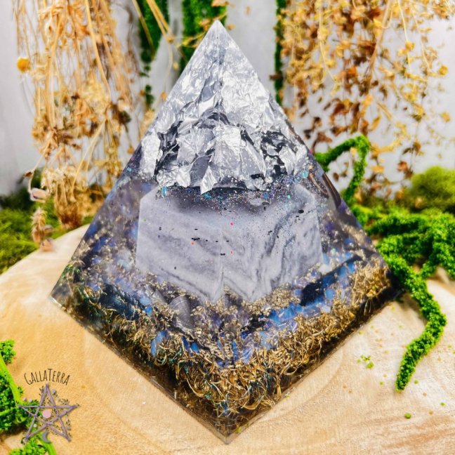 Orgonite pyramid for gentle transformation and concentration