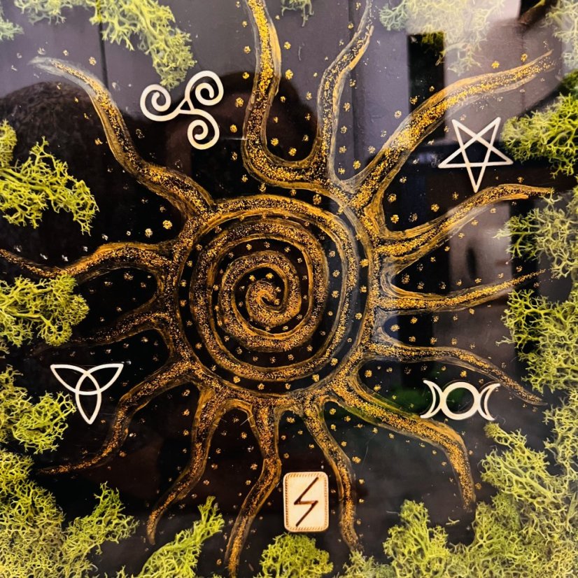 Mechový obraz s magickými symboly - Sluneční spirála