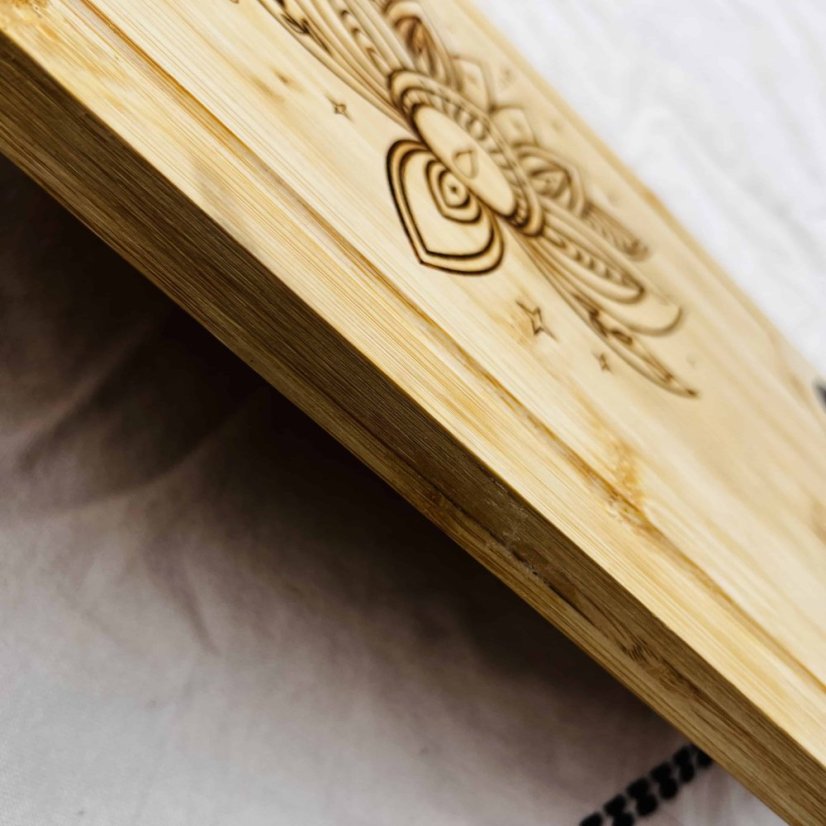 Kulaté akáciové prkénko s rukojetí - Lotosový květ 2