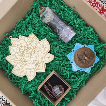 Dárkové balení ruční tvorba - omalovánka mandala, orgonit, šperk se sušenými květy, včelí svíčka a podložka pod svíčku