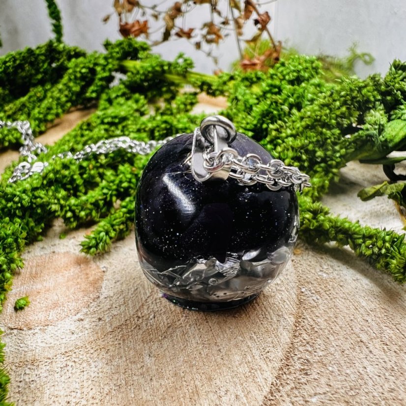 Orgonitová lebka / náhrdelník s modrým pískovcem - pro ambice, víru v sebe, světlo