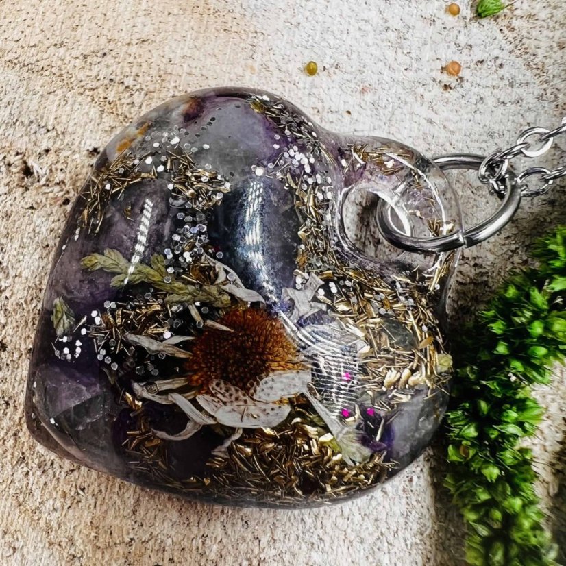 Orgonitové srdce s fluoritem a sedmikráskou - náhrdelník pro lásku, rovnováhu, ochranu