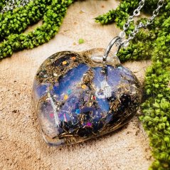 Orgonitové srdce s opály - náhrdelník pro lásku, intuici a kreativitu