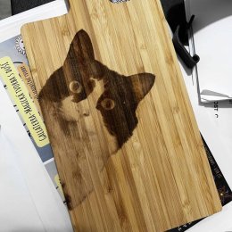 Laserově gravírované prkénko na přání podle fotky