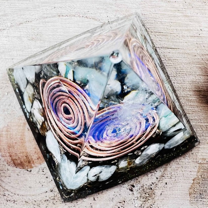 Orgonitová pyramida s křišťálem aqua aura a amazonitem pro čištění prostoru, radost, pozitivní myšlení