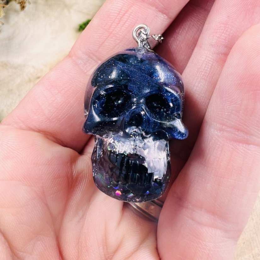 Orgonitová lebka / náhrdelník s modrým pískovcem - pro ambice, víru v sebe, světlo