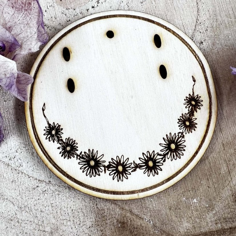 Dřevěná zdobená karta na náušnice - motiv lučních kvítků