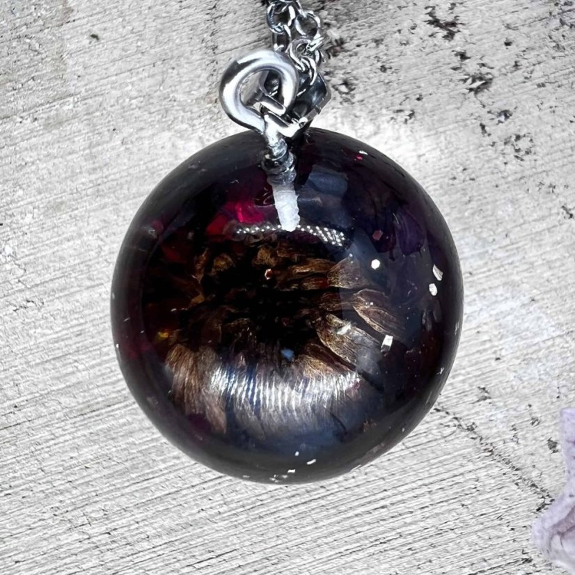 Orgonitový přívěšek s granátem a chryzantémou pro energii, vášeň, sílu