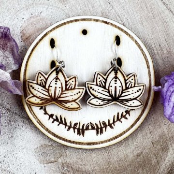 Dřevěná zdobená karta na náušnice - motiv lístků