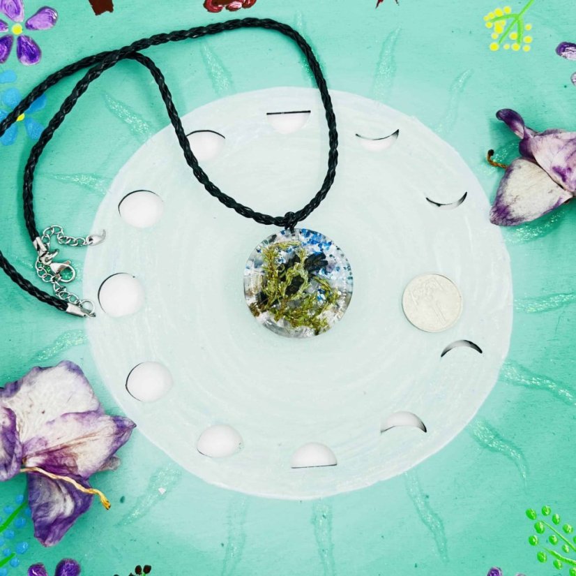 Orgonitový přívěšek / amulet / talisman s kvítím pro odvahu, vyrovnanost a komunikaci