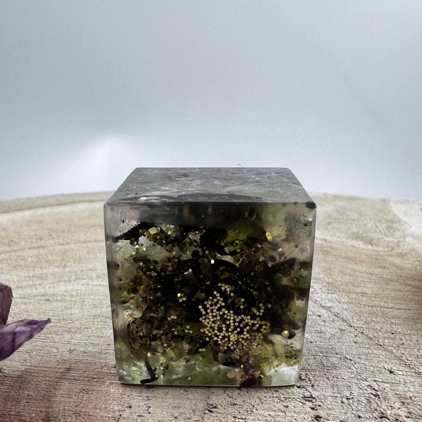 Orgonitová krychlička – těžítko & antistres - pro hojnost a štěstí