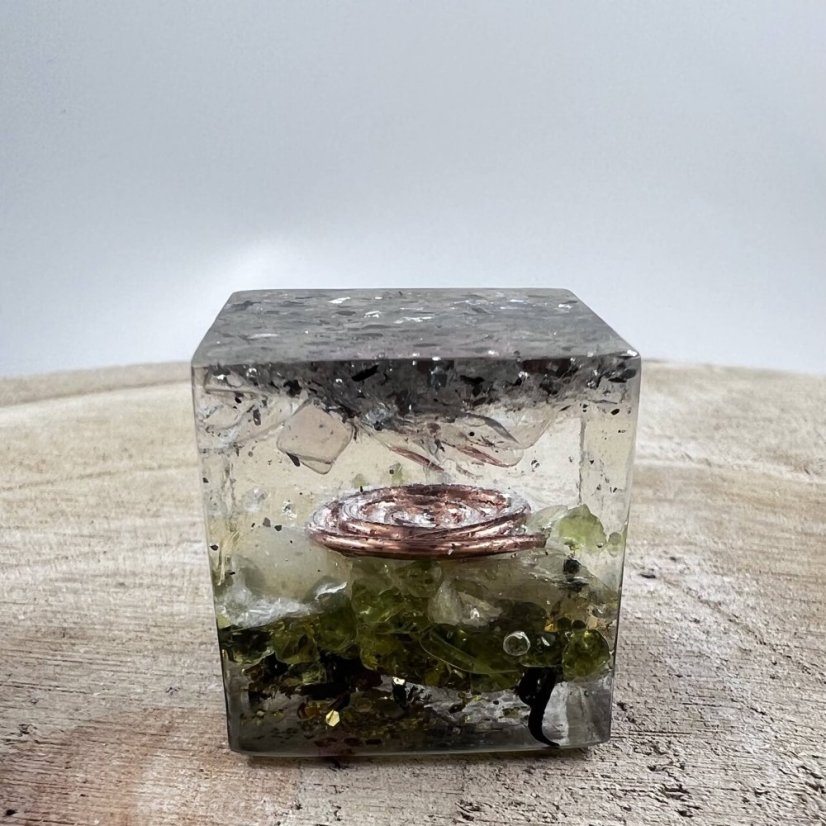 Orgonitová krychlička – těžítko & antistres - pro hojnost a štěstí