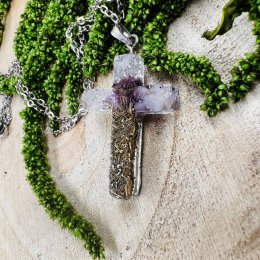 Orgonitový kříž / náhrdelník s bodlákem a křišťálem - pro ochranu, lásku, sílu