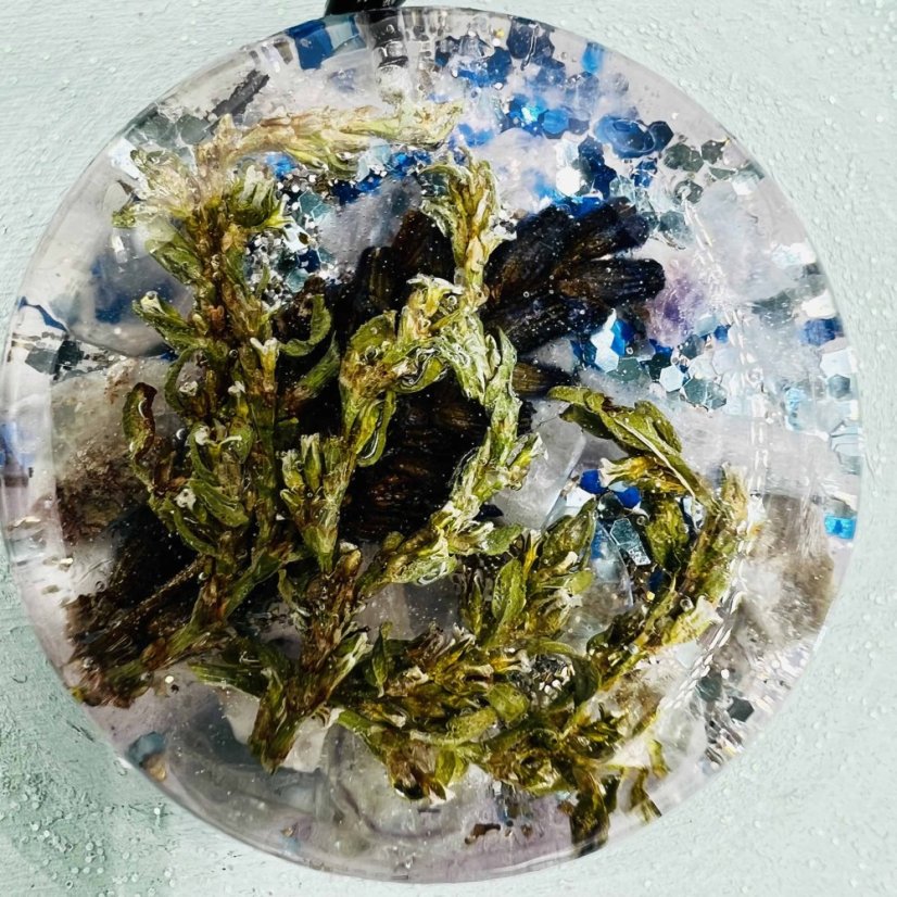 Orgonitový přívěšek / amulet / talisman s kvítím pro odvahu, vyrovnanost a komunikaci