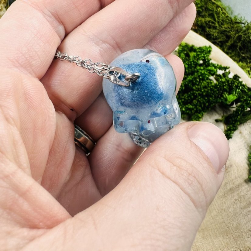 Orgonitová lebka / náhrdelník s akvamarínem - pro klid, odvahu a pravidvou komunikaci