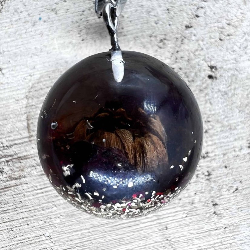 Orgonitový přívěšek s granátem a chryzantémou pro energii, vášeň, sílu