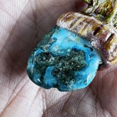 Autorský šperk s modrým tyrkysem pro bezpečí, komunikaci a ochranu