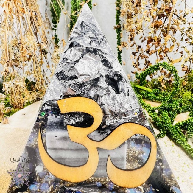 Orgonite pyramid for gentle transformation and concentration
