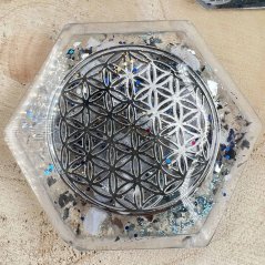 Orgonitová krabička se stříbrným květem života - pro nabíjení a očistu krystalů, špěrků ad. Orgonitová krabička se stříbrným květem života - pro nabíjení a očistu krystalů, špěrků ad.